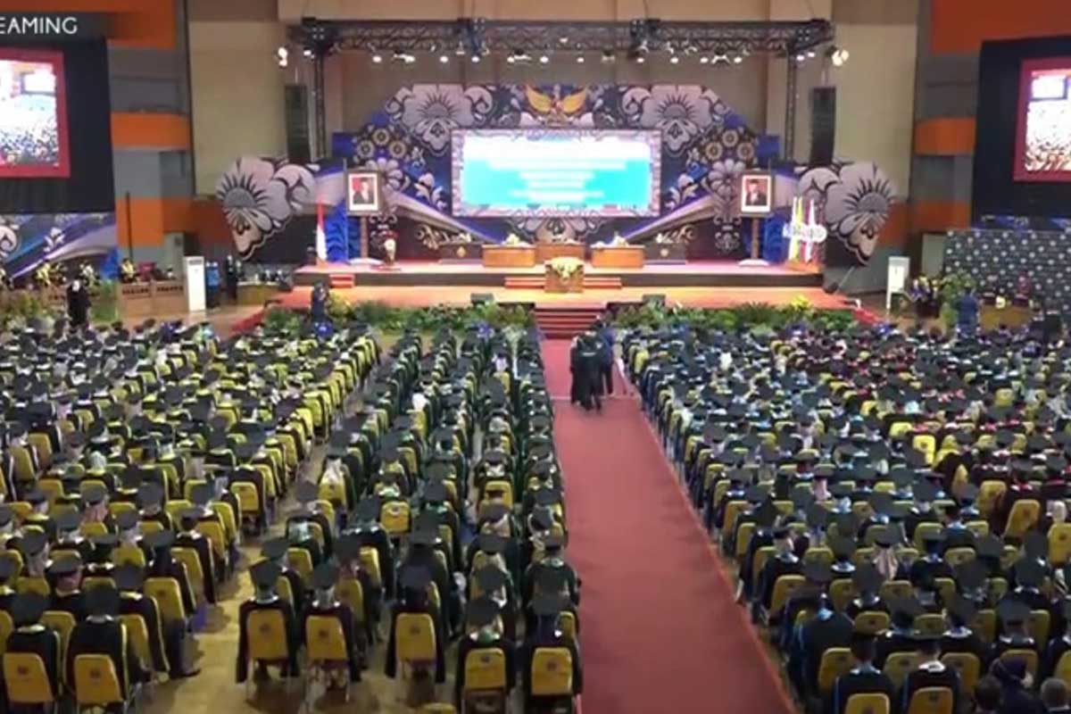 Prosesi wisuda Universitas Negeri Malang ke-111. (rhd) - Pertama Kali, UM Gelar Wisuda Luring Bersama Orang Tua