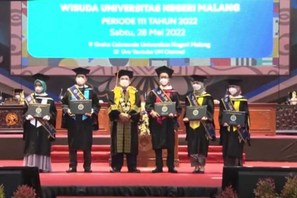 Rektor UM bersama 5 (lima) orang lulusan terbaik akademik dan non akademik. (rhd) - Pertama Kali, UM Gelar Wisuda Luring Bersama Orang Tua