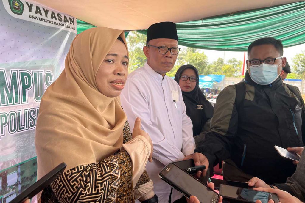 Rektor Unisma, Prof Dr H Masykuri Bakri, didampingi Direktur Polisma dan Ketua Bidang Usaha Unisma, saat menjawab pertanyaan awak media. (ws5) - Wali Kota Malang Hadiri Peletakan Batu Pertama Polisma