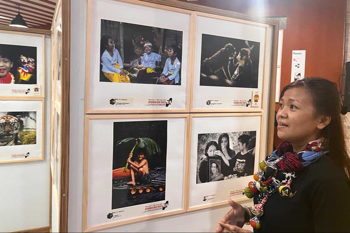 Salah satu anggota MPC dan peraih Mata Emas MPC Award ke VII, Puspa Mawarni saat menjelaskan karyanya kepada SERU.co.id. (ws5) - Malang Photo Club Kembali Gelar Pameran dan Workshop
