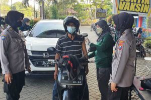 Salah satu peserta vaksinasi drive thru, saat proses vaksin di area parkir Stadion Gajayan. (ist) - Sambut Liga 1, Polresta Malang Kota Gelar Vaksinasi Drive Thru