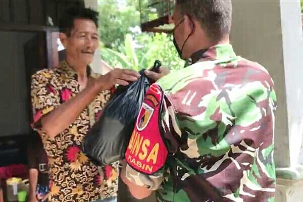 Salah satu warga tidak mampu menerima bantuan sembako. (ist) - Babinsa Kasin Salurkan Sembako Gratis bagi Warga Tidak Mampu