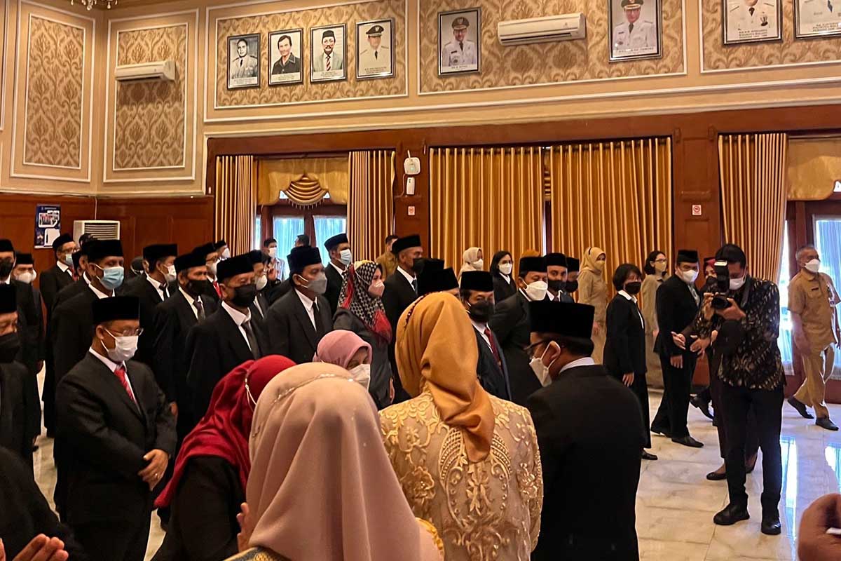 Situasi usai pelantikan dan pengambilan sumpah pimpinan tinggi pratama, pejabat administrator dan pejabat pengawas di Ruang Sidang Balai Kota. (ws5) - Pengambilan Sumpah Jabatan dan Pelantikan Pejabat di Lingkungan Pemkot Malang
