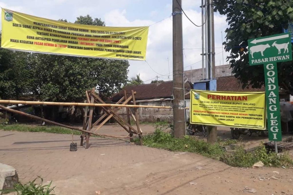 Spanduk penutupan Pasar Hewan Gongdanglegi, yang menuai protes. (ist) - Pasar Hewan Gongdanglegi Ditutup, Ratusan Pedagang Sapi dan Kambing Protes
