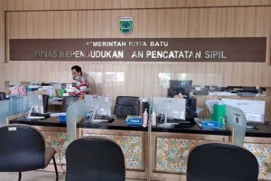 Suasana pelayanan kependudukan di Dispendukcapil Batu. (dik) - Warga Batu Belum Banyak Faham Manfaat Akta Kematian