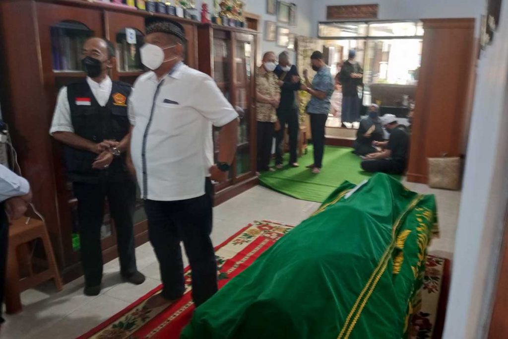 Suasana rumah duka. (dik) - Achmad Yurianto, Mantan Jubir Covid-19 Berpulang, Muhadjir Effendy: Dia Pekerja Keras