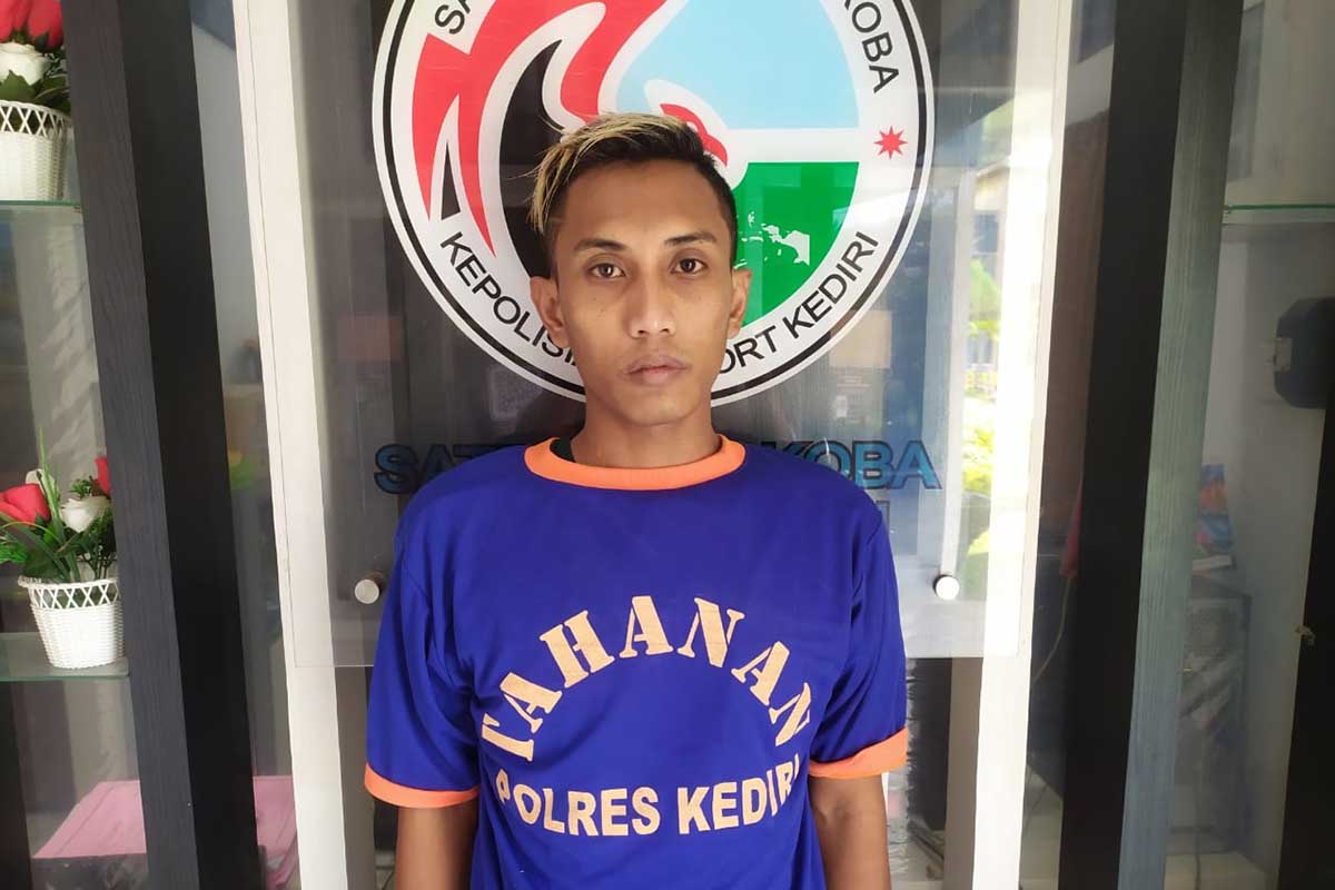 Tersangka APO yang ditangkap Unit Opsnal Satresnarkoba Polres Kediri. (Memo X/mam) - Pekerja Warkop Dibekuk Satresnarkoba Polres Kediri