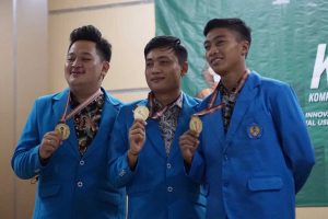Tim Doa Dosen ITN Malang menunjukkan medali yang disematkan sebagai Juara 1 KRB 2022. (ist) - Didukung Tujuh Aplikasi, ITN Malang Juara 1 Kompetisi Rancang Bangun 2022