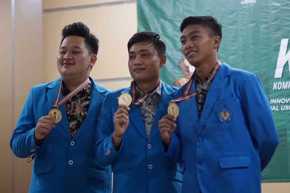 Tim Doa Dosen ITN Malang menunjukkan medali yang disematkan sebagai Juara 1 KRB 2022. (ist) - Didukung Tujuh Aplikasi, ITN Malang Juara 1 Kompetisi Rancang Bangun 2022