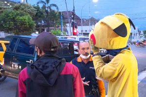 Tim Gabungan Dinsos dan Satpol PP Batu mengamankan pengamen di simpang Jl. Panglima Sudirman Batu. (ist) - Dinsos dan Satpol PP Batu Terus Giatkan Operasi PPKS
