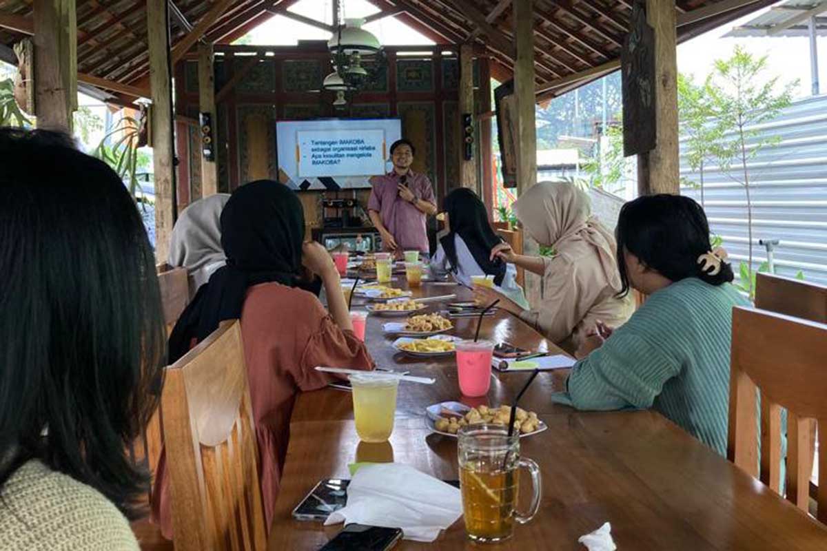 Tim Pengabdian FEB UB, saat memberikan pelatihan kepada IMAKOBA. (ist) - Tim Pengabdian FEB UB Tingkatkan Skill Manajerial IMAKOBA