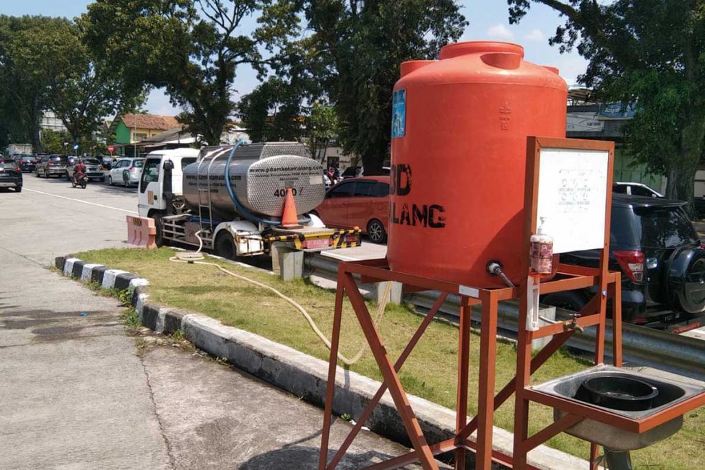 Truk tangki Air Perumda Air Minum Tugu Tirta Kota Malang saat pengisian tandon di Pos Terpadu exit tol Madyopuro. (ist) - Perumda Tugu Tirta Support Kebutuhan Air di Pos Pantau Lebaran
