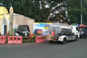 Truk tangki Air Perumda Air Minum Tugu Tirta Kota Malang saat pengisian tandon di Posyan Stasiun Kota Baru Malang. (ist) - Perumda Tugu Tirta Support Kebutuhan Air di Pos Pantau Lebaran