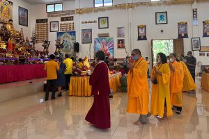 Umat Buddha Kota Malang saat melaksanakan prosesi peribadatan Hari Raya Waisak. (ws5) - Umat Buddha Kota Malang Rayakan Hari Raya Waisak dengan Khidmat