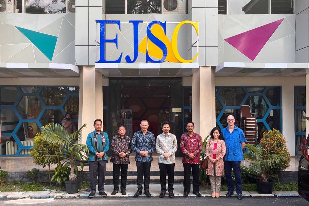 Wakil Gubernur Jatim, Emil, dengan Wakil Perdana Menteri Australia Barat di depan EJSC Bakorwil Malang. (ws5) - Wagub Emil Terima Kunjungan Wakil Perdana Menteri Australia Barat - Jalin Kerjasama di Bidang Ekonomi Digital dan Pariwisata