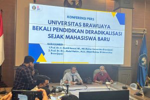 Wakil Rektor III Bidang Kemahasiswaan, Abdul Hakim (kiri) saat memberikan keterangan pers terkait isu mahasiswa UB yang ditangkap Densus 88. (ws5) - Universitas Brawijaya Prihatin Mahasiswanya Diringkus Densus 88