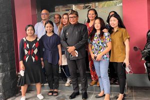 Wakil Wali Kota Malang, Sofyan Edi Jarwoko, bersama Shekinah Multimedia Ministeries, usai berdialog perihal kesadaran lingkungan. (ws5) - Wakil Wali Kota Malang Ajak Masyarakat Sadar Lingkungan