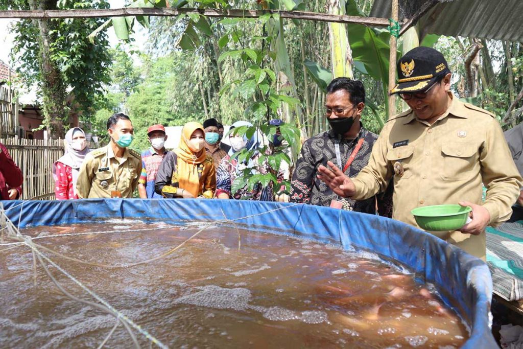 Wakil Wali Kota Malang, Sofyan Edi Jarwoko, saat meninjau langsung beberapa fasilitas di Pusat Aktivitas Lansia Tanjung Mas Sejahtera. (ist) - Wujudkan Kota Ramah Lansia, Pemkot Malang Resmikan Pusat Aktivitas Lansia Tanjung Mas