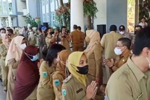 Wali Kota Batu berhalal bihalal dengan ASN Pemkot Batu. (ist) - Apel Hari Pertama Pemkot Batu, Wali Kota Halal Bihalal bersama Seluruh ASN
