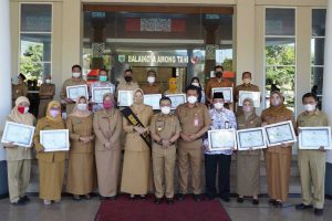 Wali Kota Batu dan Wawali Batu, bersama penerima sertifikat akreditasi perpustakaan. (ist) - Wali Kota Batu Serahkan Sertifikat Akreditasi Perpustakaan untuk 13 Sekolah