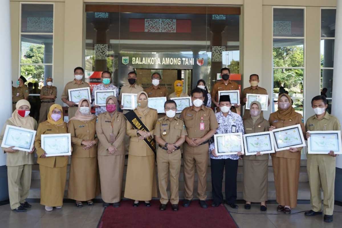 Wali Kota Batu dan Wawali Batu, bersama penerima sertifikat akreditasi perpustakaan. (ist) - Wali Kota Batu Serahkan Sertifikat Akreditasi Perpustakaan untuk 13 Sekolah