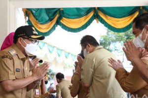 Wali Kota Malang, Drs H Sutiaji, saat momen halal Bihalal dengan seluruh jajarannya usai apel pagi di Balai Kota Malang. (ist) - Pemkot Malang Malang Langsung Gas Pelayanan Pasca Lebaran, 100 Persen WFO