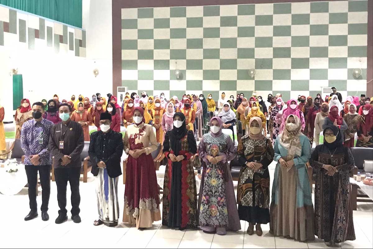 Wali Kota Malang, Sutiaji bersama Ketua TP PKK Kota Malang, Widayati Sutiaji beserta jajarannya dalam momen Halal Bihalal. (ist) - Ketua TP PKK Kota Malang Tingkatkan Eksistensi dalam Momen Halal Bihalal