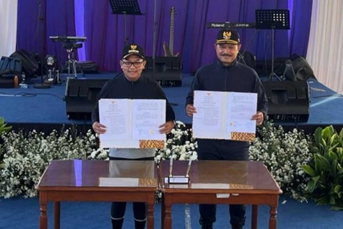 Wali Kota Malang, Sutiaji bersama Wali Kota Madiun setelah menandatangani nota kesepahaman, di Halaman Perumda Tugu Tirta Kota Malang. (ws5) - Pemkot Malang dan Pemkot Madiun Jalin Kerjasama dalam Pengembangan Potensi Daerah