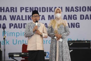 Wali Kota Malang, Sutiaji didampingi Bunda Paud, Widayati Sutiaji saat menghadiri Halal Bihalal hari ke-1. (ist) - Guru Sutiaji Ajak Sukseskan Program Merdeka Belajar - Hadiri Halal Bihalal