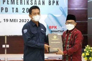 Wali Kota Malang, Sutiaji, menerima langsung laporan opini WTP keuangan daerah dari Kepala BPK Jawa Timur. (ist) - Pemerintah Kota Malang Raih Predikat WTP ke-11 Secara Berturut-Turut
