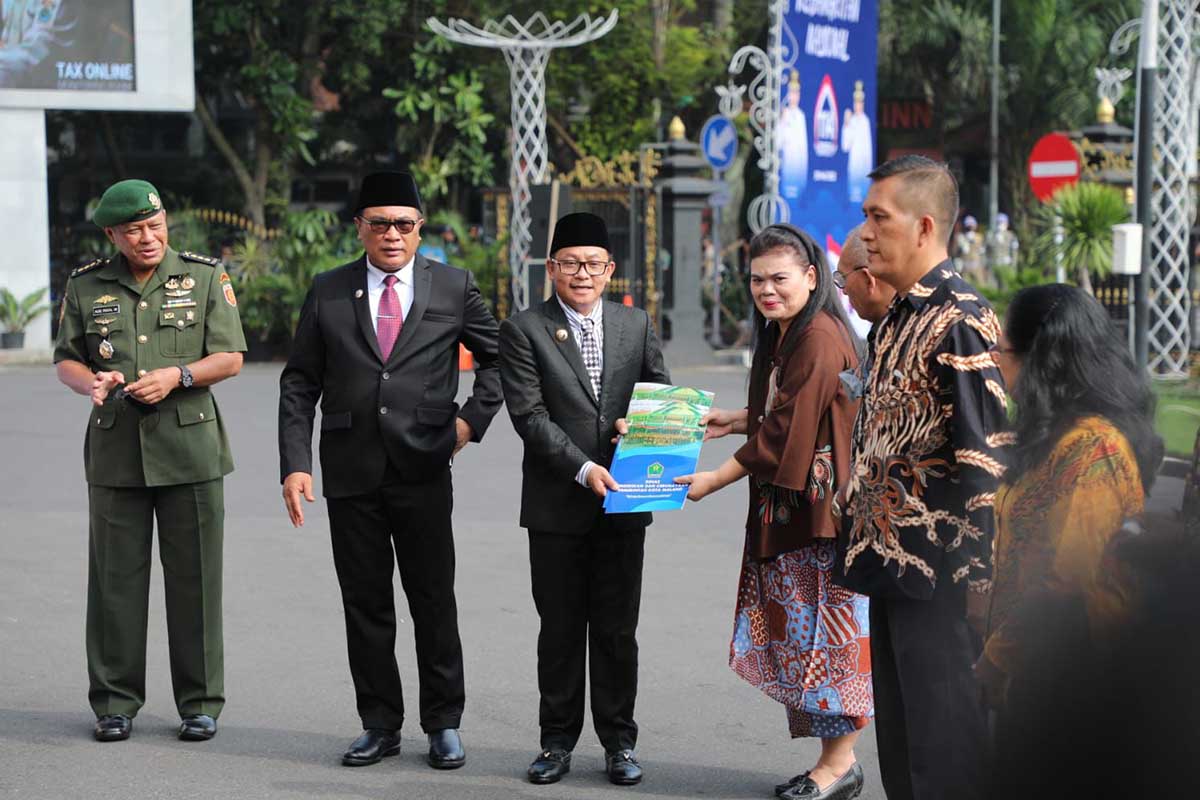 Wali Kota Malang, Sutiaji, saat memberikan SK penetapan cagar budaya kepada pengelola aset. (ist) - Harkitnas 2022, Pemkot Malang Tambah 47 Cagar Budaya