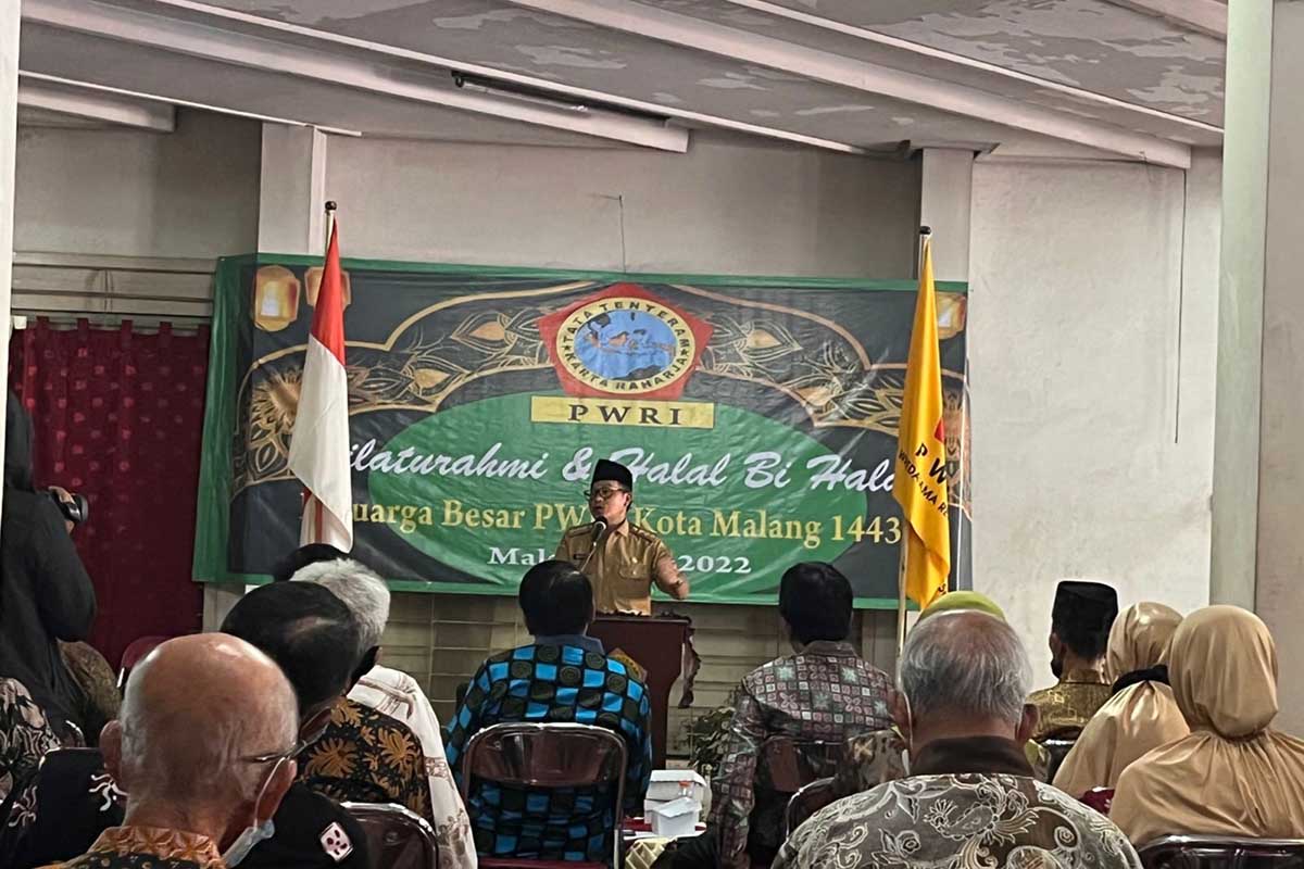 Wali Kota Malang, Sutiaji, saat memberikan sambutan dalam acara Halal Bihalal PWRI Kota Malang. (ws5) - Wali Kota Malang Hadiri Halal Bihalal PWRI Kota Malang