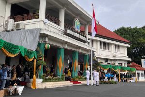 Wali Kota Malang, Sutiaji, saat memimpin upacara peringatan Hari Pendidikan Nasional 2022, di Balai Kota Malang. (ws5) - Peringati Hardiknas 2022, Pemkot Malang Gelar Upacara di Halaman Balai Kota - Pimpin Pemulihan Bergerak untuk Merdeka Belajar