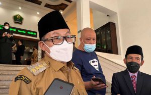Wali Kota Malang, Sutiaji saat menjawab pertanyaan awak media. (ws5) - Wali Kota Malang Tanggapi Paham Radikal di Lingkungan Pendidikan