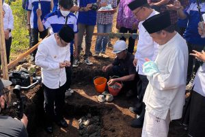 Wali Kota Malang, Sutiaji saat prosesi peletakan batu pertama Gedung Polisma di kawasan New City Malang. (ws5) - Wali Kota Malang Hadiri Peletakan Batu Pertama Polisma