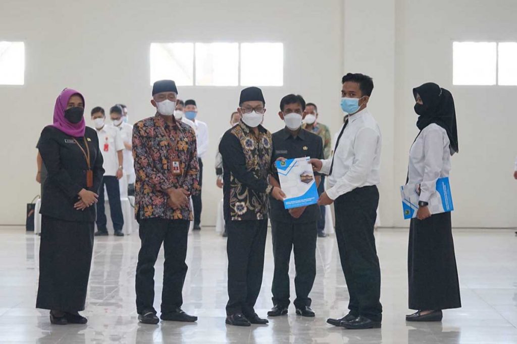 Wali Kota Malang, Sutiaji secara simbolis menyerahkan SK PPPK Guru. (ist) - Angkat 639 PPPK Guru Tahap 1, Berikut Pesan Wali Kota Malang