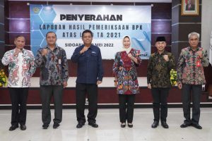 Wali Kota dan Ketua DPRD Batu bersama Pimpinan BPK Perwakilan Jatim. (ist) - Pemkot Batu Raih Predikat WTP 7 Kali Berturut