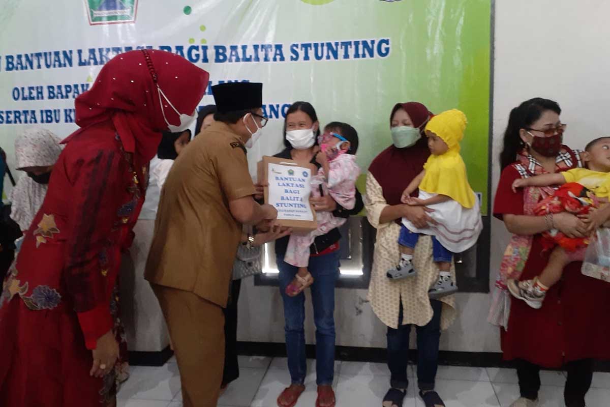Walikota Malang dan Ketua TP PKK berikan bantuan laktasi bagi balita stunting. (ist) - Walikota Bagikan Bantuan Laktasi bagi Balita Stunting