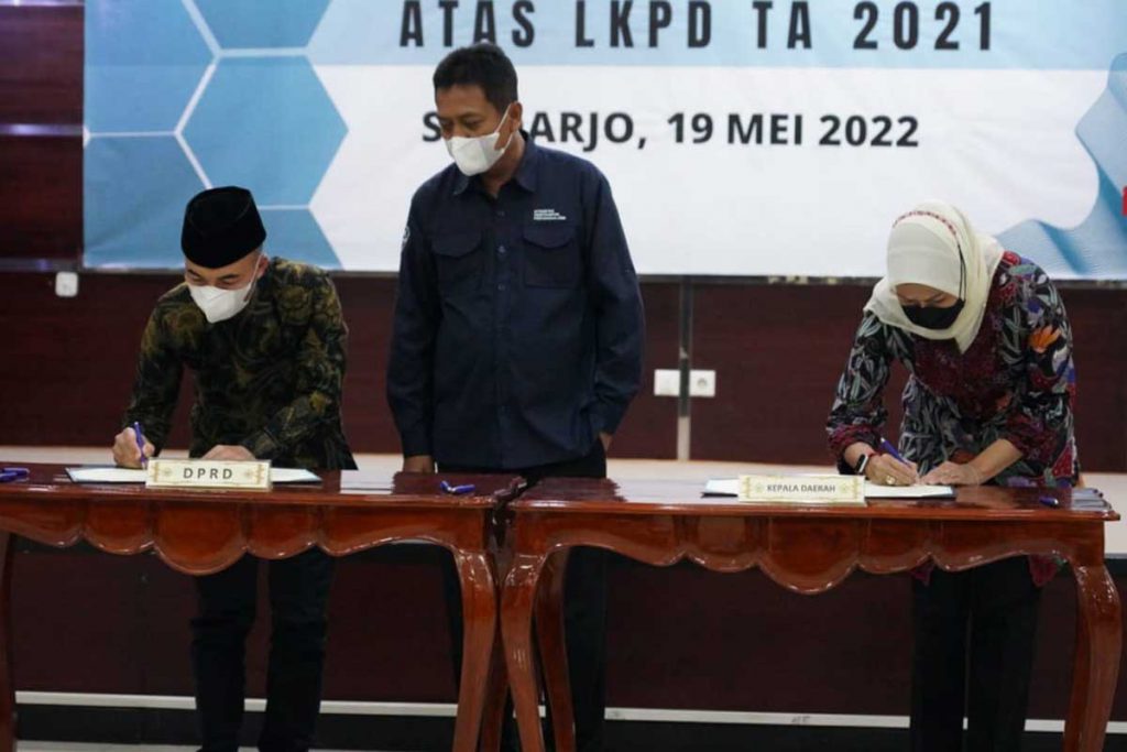 Walikota dan Ketua DPRD Batu menandatangani dokumen di Kantor BPK Perwakilan Jatim. (ist) - Pemkot Batu Raih Predikat WTP 7 Kali Berturut