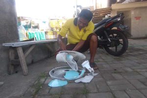 Warga memperbaiki kipas yang dirusak pria yang di duga ODGJ - Pria Diduga ODGJ Rusak Masjid