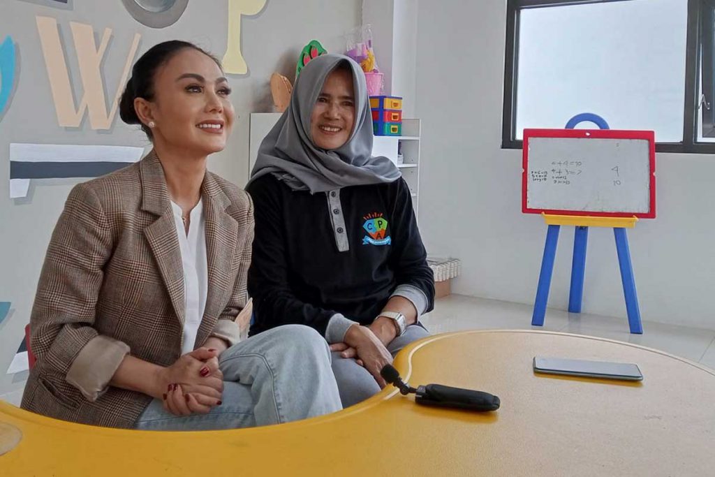 Yuni Shara didampingi Kepala Sekolah, saat sesi wawancara. (dik) - Perjuangkan Pendidikan Kampung Halaman, Yuni Shara Bangun TK Bergaya Internasional