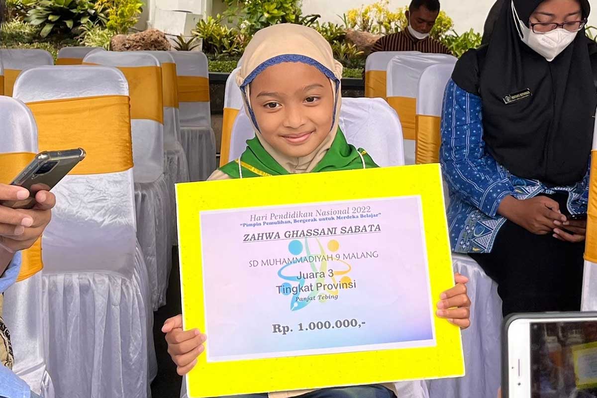 Zahwa Ghassani Sabata, siswi kelas 3 SD Muhammadiyah 9 Malang, usai menerima penghargaan dari Pemkot Malang. (ws5) - Atlet Cilik Panjat Tebing Kota Malang Raih Juara 3 Jatim
