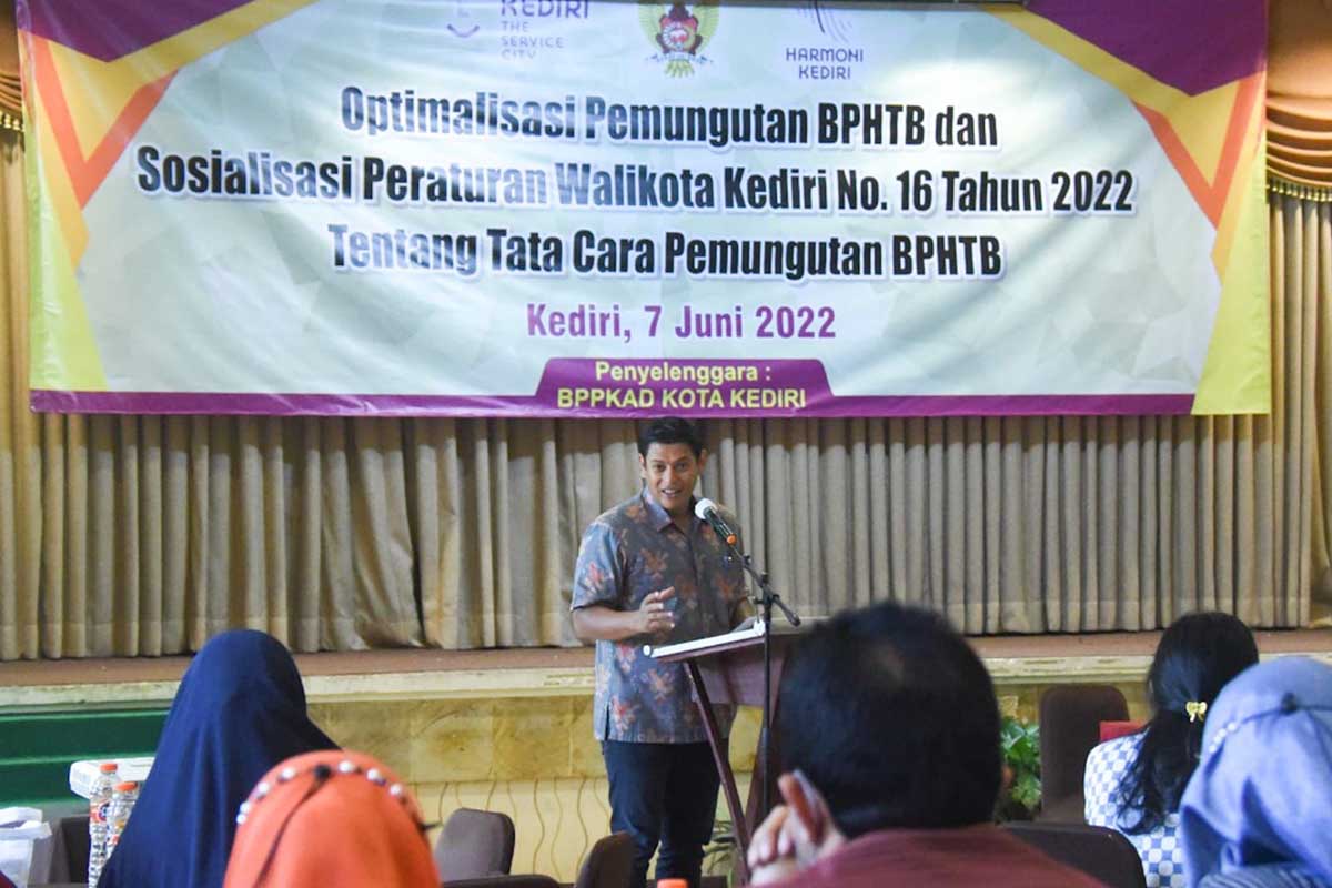 Abdullah Abu Bakar memberikan pengarahan terkait dengan optimalisasi penerimaan Bea Perolehan Hak atas Tanah dan Bangunan (BPHTB), yang bertempat di Hotel Lotus Garden, Selasa (7/6/2022). (Memo X/kmf) - Walikota Pastikan Penerimaan PAD Akan Kembali ke Masyarakat