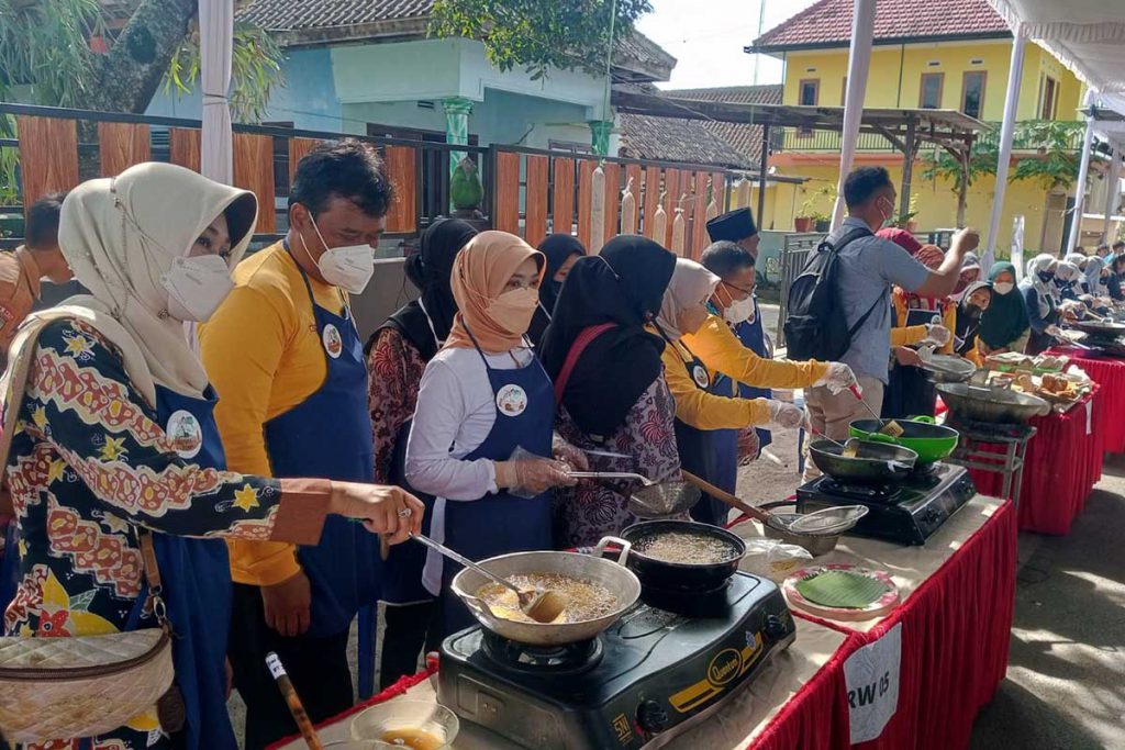 Acara menggoreng tempe serentak oleh Pejabat di lingkungan Pemkot Batu bersama Forkompinda. (dik) - Festival Beji Kampung Tempe, Perkuat Wisata Edukasi dan UMKM Tempe