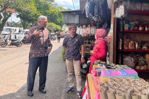 Anggota DPRD Kota Malang, Arief Wahyudi (tengah) dan Asmualik, saat menemui salah satu pedagang di Pasar Blimbing. (bim) - DPRD Rekomendasikan Pemkot Malang Putus Kerjasama PT KIS