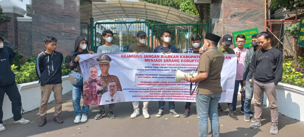 Anggota Pamekasan Progress menggelar unjuk rasa di depan gedung Kejagung RI. (memo x/ist) - Minta Ambil Alih Kasus Korupsi DBHCHTI 2021 - Pamekasan Progress Demo Kejagung