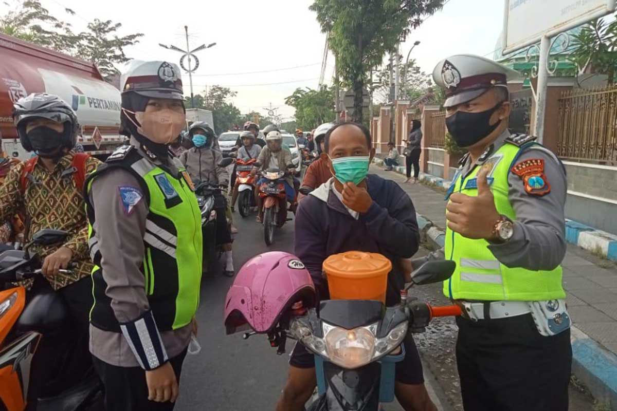 Anggota Satlantas Polres Sampang saat melakukan sosialisasi Operasi Patuh Semeru 2022. (Yusuf/Memo X) - Bagi-Bagi Masker Dan Snack, Cara Lantas Polres Sampang Sosialisasikan Operasi Patuh Semeru 2022