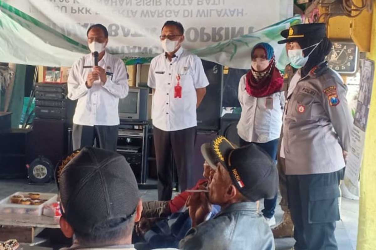 Asisten II Sekda Kota Batu memberikan pengarahan kepada pedagang hewan kurban. (ist) - Tanggal 1 - 13 Juli Pedagang Hewan Kurban Batu Boleh Jualan