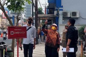 Asisten Perekonomian dan Pembangunan, Ir Diah Ayu Kusumadewi, saat menyusuri seluruh zona di Kayutangan bersama tim lintas perangkat daerah. (ist) - Pastikan Reklame di Kayutangan Selaras - Pemkot Malang Gagas Reklame Tematik