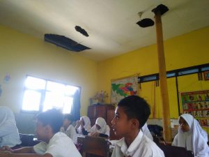 Atap Kelas SDN 3 Pandanlandung Ditopang Bambu - Nyaris Ambrol Sejak 2017